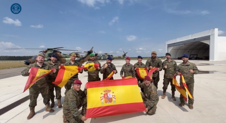 Militares españoles reunidos frente a una pantalla durante la final del Mundial
