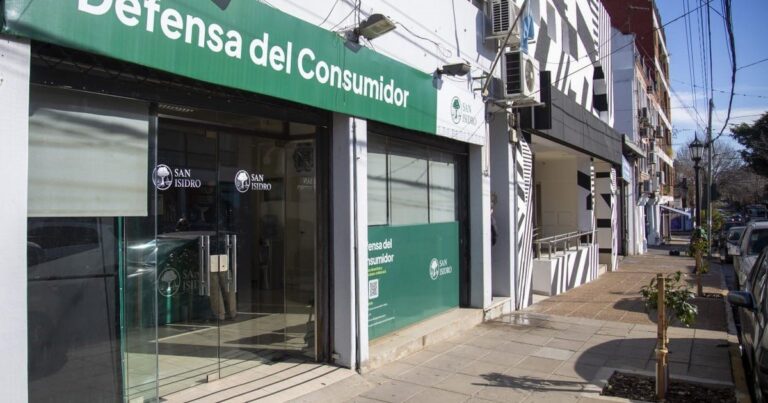 Imagen de un banco y un documento judicial
