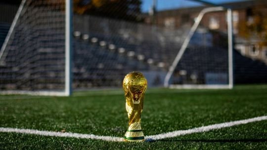 Estadio de fútbol en Arabia Saudita con banderas de la FIFA
