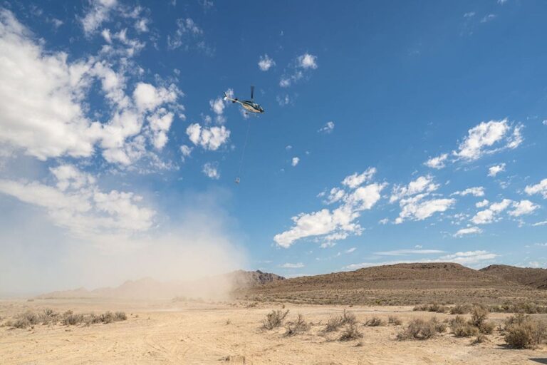 Helicóptero de la NASA sobrevuela Crater Island en Utah durante pruebas de la misión DAVINCI
