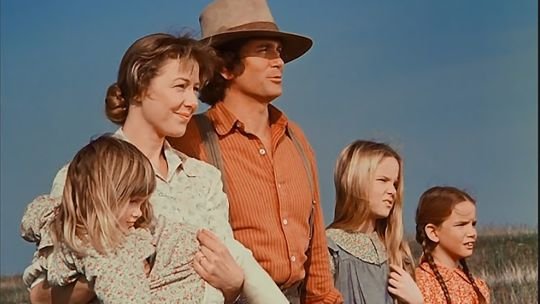 Escena de la nueva versión de La familia Ingalls en Netflix, con la familia en la pradera