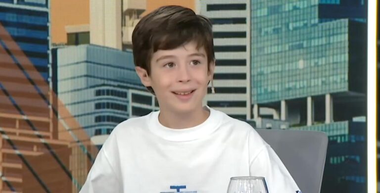 Stefano Marconi Sgroi, niño de 9 años, sonriente en una entrevista televisiva