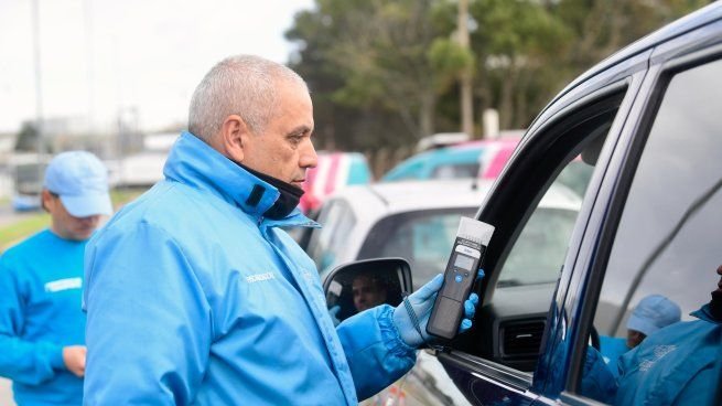 Agente de tránsito realizando control de alcoholemia en ruta durante operativo invernal