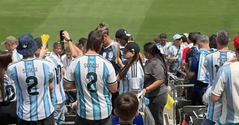 María Julia del Castillo Orellana en estadio con camiseta argentina y gorra negra