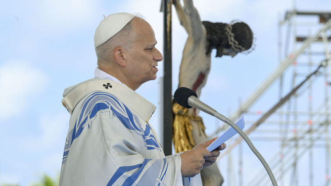 Papa León XIV en Lampedusa depositando una corona de flores en el cementerio