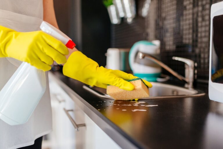 Empleada doméstica realizando tareas de limpieza en una casa particular