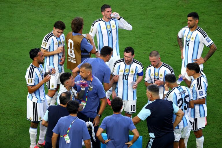 Jugadores de fútbol durante una pausa de hidratación en un partido