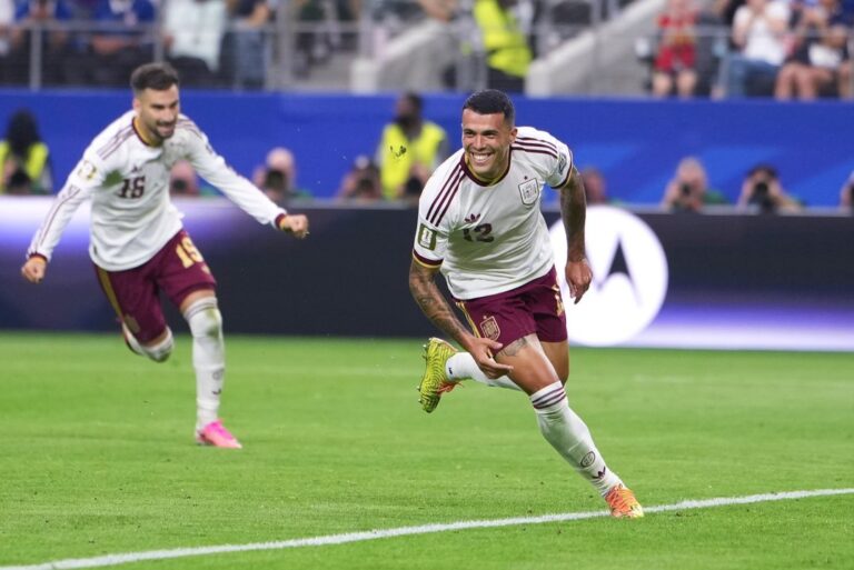 Pedro Porro celebrando el gol ante Francia en la semifinal del Mundial 2026