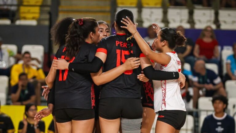 Equipo peruano femenino de vóley en partido de semifinales de los Juegos Panamericanos Universitarios Lima 2026
