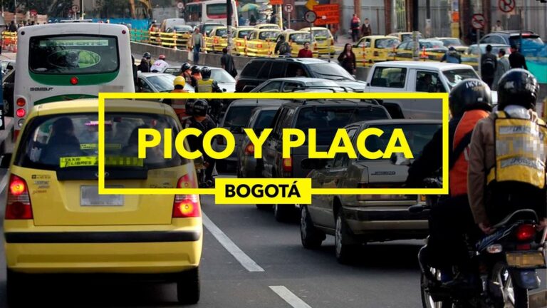 Automóviles en una calle de Bogotá durante la restricción vehicular Pico y Placa