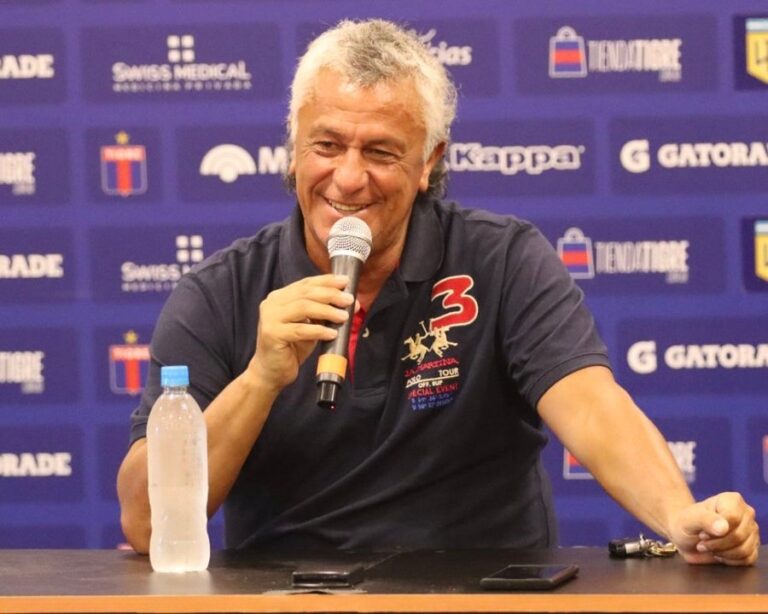 Pipo Gorosito durante una conferencia de prensa