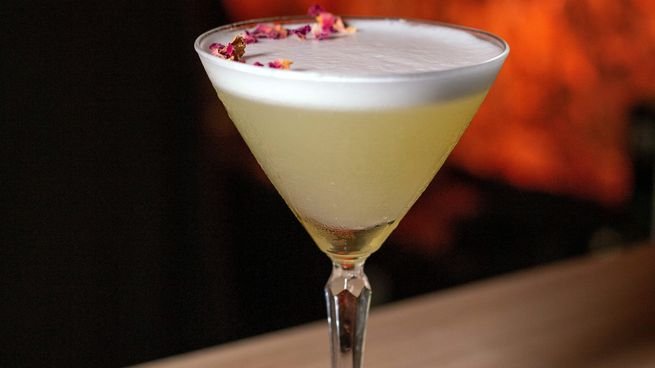 Cócteles de pisco en barra de restaurante porteño