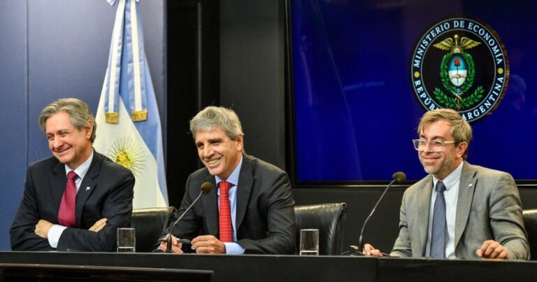 Luis Caputo en conferencia de prensa en el Palacio de Hacienda