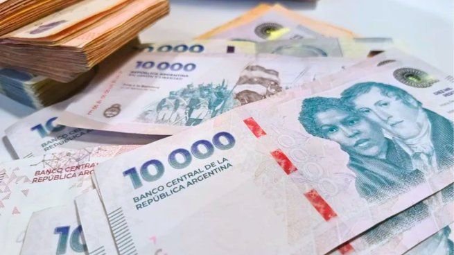 Persona calculando rendimiento de plazo fijo en calculadora