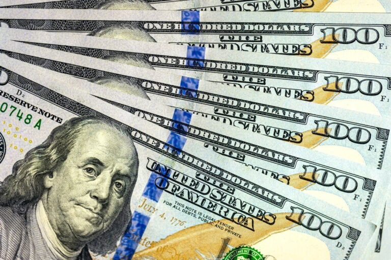 Billetes de dólar estadounidense sobre una superficie plana
