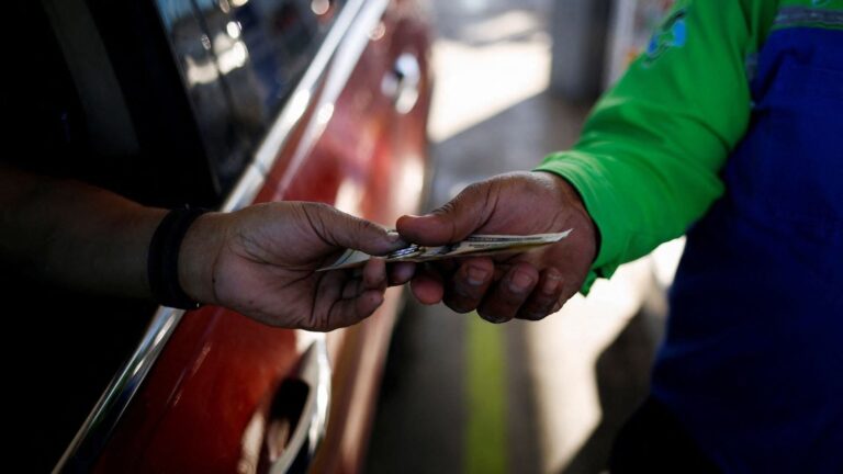 Estación de servicio con precios de gasolina en Ciudad de México
