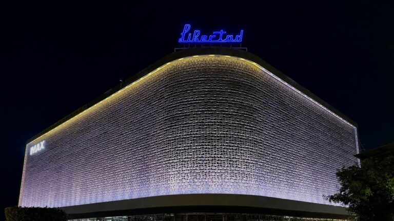 Fachada del renovado Cine Libertad con letrero de IMAX en San Salvador