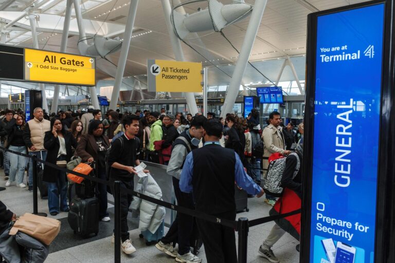 Aeropuerto internacional con controles de seguridad y personal de la TSA