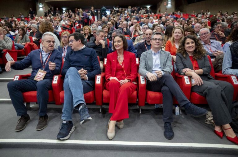 Reyes Maroto y Enma López en una reunión del PSOE Madrid
