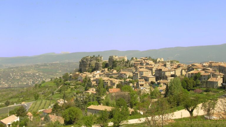 Vista del pueblo de Saignon desde Le Rocher de Bellevue, con casas de piedra y vegetación