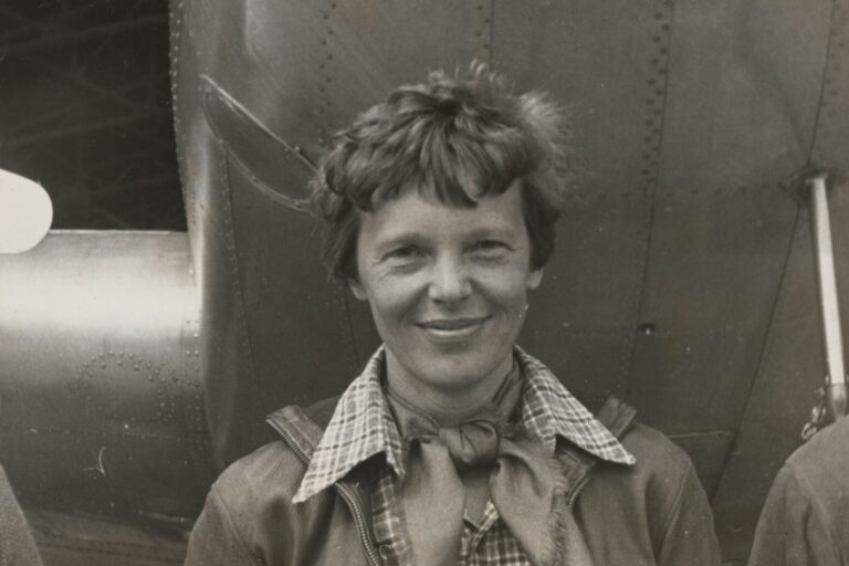 Radio antigua utilizada para recrear señales del avión de Amelia Earhart