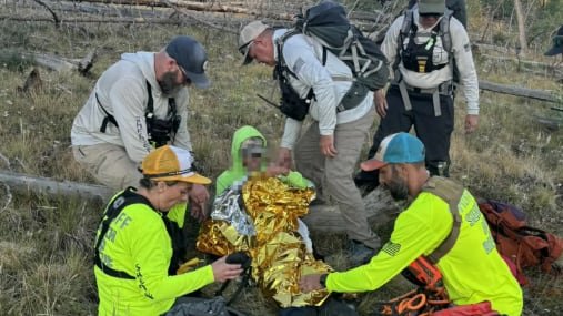Helicóptero de rescate sobrevolando el Gran Cañón durante operativo de búsqueda