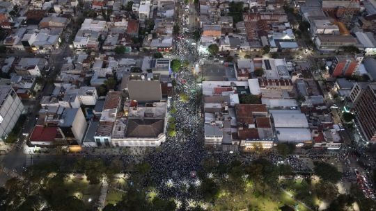 Multitud de hinchas argentinos celebrando en la Plaza 25 de Mayo de Resistencia durante el festejo por el pase a la final del Mundial 2026