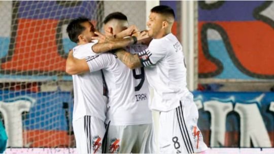 Jugadores de Deportivo Riestra celebrando la clasificación tras vencer a San Lorenzo en la tanda de penales