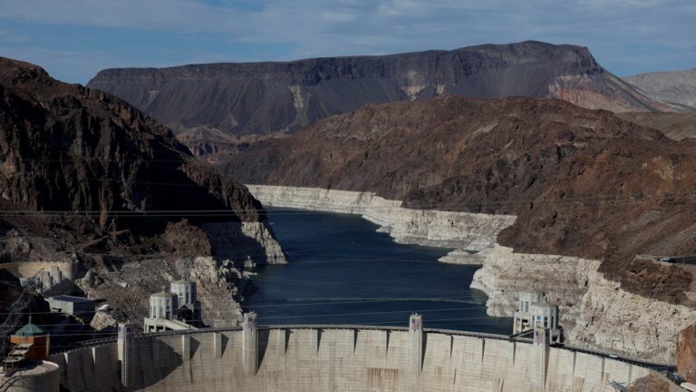 Vista aérea del lago Mead con bajo nivel de agua