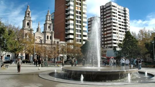 Desfile patrio en avenida San Martín de Río Cuarto con autoridades provinciales y municipales