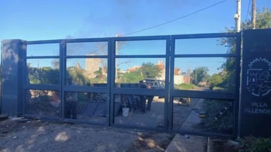 Portón de seguridad vandalizado en Villa Allende