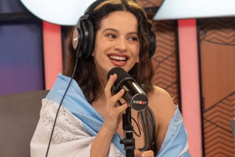 Rosalía cantando La Perla en un escenario