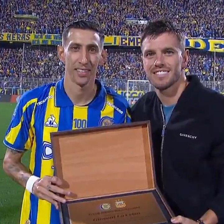 Giovani Lo Celso con la camiseta de Rosario Central saludando a los hinchas en el Gigante de Arroyito