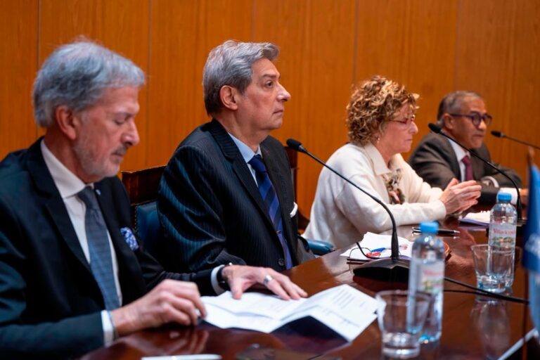 Horacio Rosatti durante la jornada por el aniversario del atentado a la AMIA en la Facultad de Derecho de la UBA