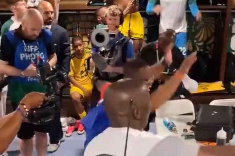 Jayden Adams sentado en el vestuario de Sudáfrica tras la clasificación en el Mundial 2026