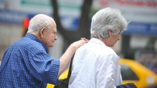 Persona calculando ahorros para la jubilación con una calculadora y documentos financieros