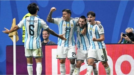 Jugadores de la Selección argentina con brazalete negro en homenaje a Antonio Rattin