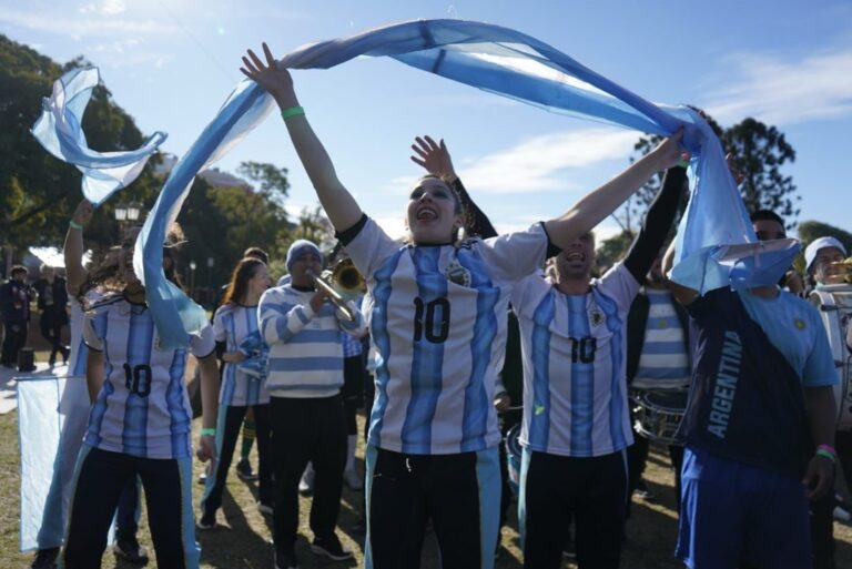 Fanáticos en la plaza Seeber de Palermo durante la transmisión del partido Argentina vs Egipto