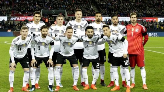 Jugadores de fútbol con expresión seria tras eliminación en Copa del Mundo