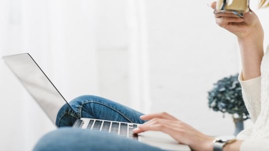Persona trabajando de forma remota desde una computadora portátil