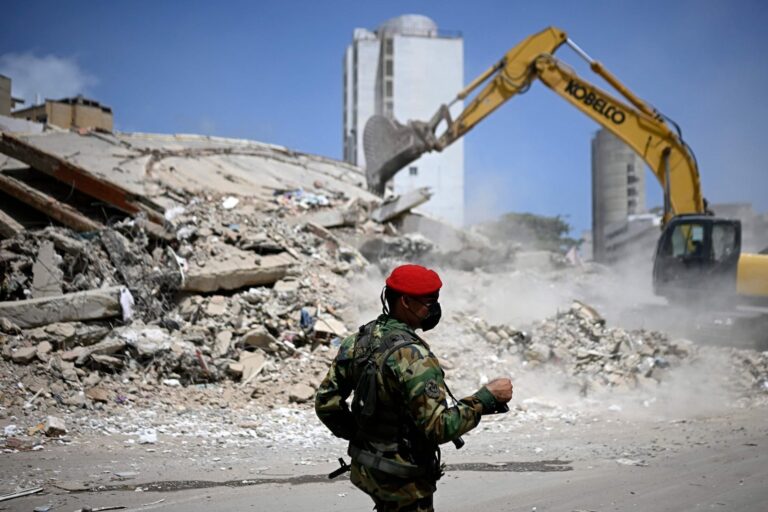 Escombros de un edificio colapsado en La Guaira tras los terremotos en Venezuela