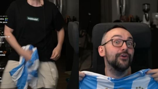 ElXokas sosteniendo la camiseta de la Selección Argentina durante una transmisión en vivo