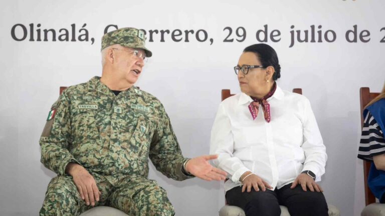 Funcionarios federales y estatales en evento del Tianguis del Bienestar en Olinalá, Guerrero