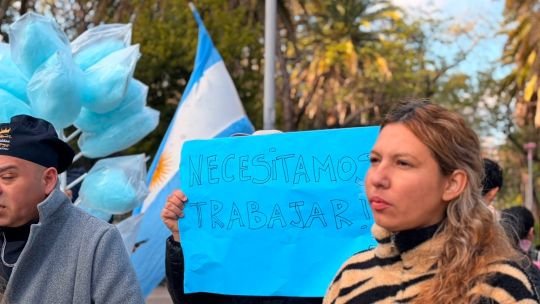 Vendedores ambulantes reparten copos de azúcar en la plaza 25 de Mayo de Resistencia durante protesta