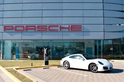 Vehículos Porsche en un concesionario