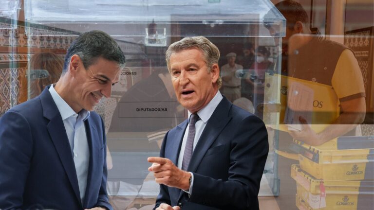 Personas votando en un consulado español en el exterior