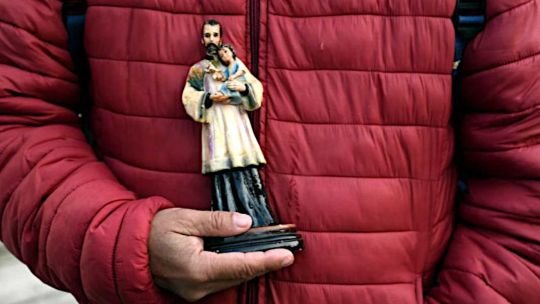 Fieles reunidos en el santuario de San Cayetano en Liniers