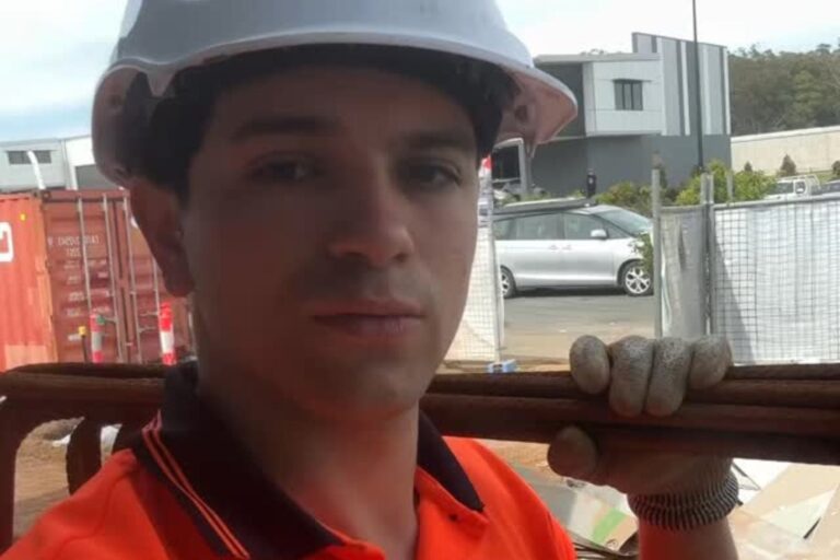 Joven argentino trabajando en un techo en Australia