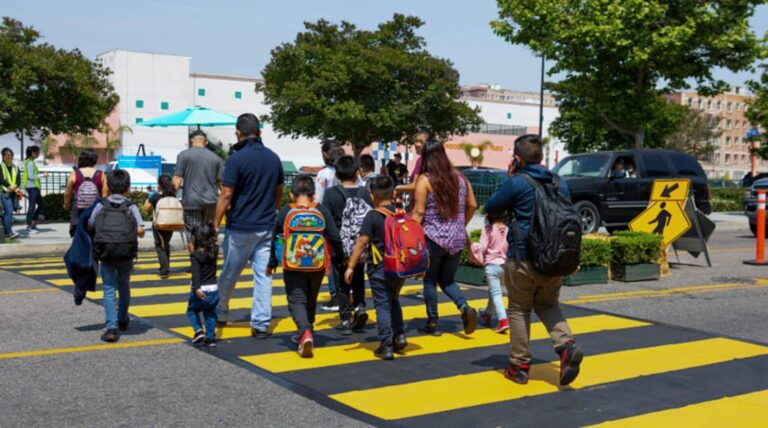 Estudiantes en un aula de Los Ángeles durante el inicio del ciclo escolar 2026-2027
