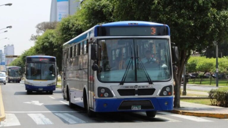 Buses del corredor azul circulando por la avenida Arequipa en Lima